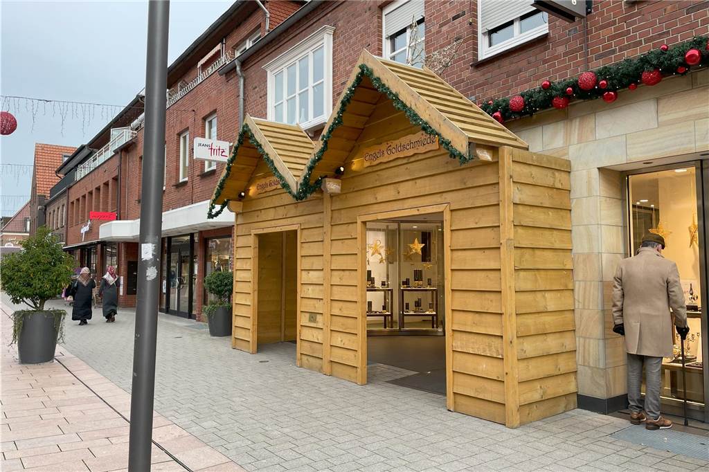 Die Ladentüren der jeweiligen Geschäfte werden um Holzhütten-Fassaden erweitert. Somit erhalten die Läden einen regelrechten Weihnachtsmarkt-Flair in der Vorweihnachtszeit
