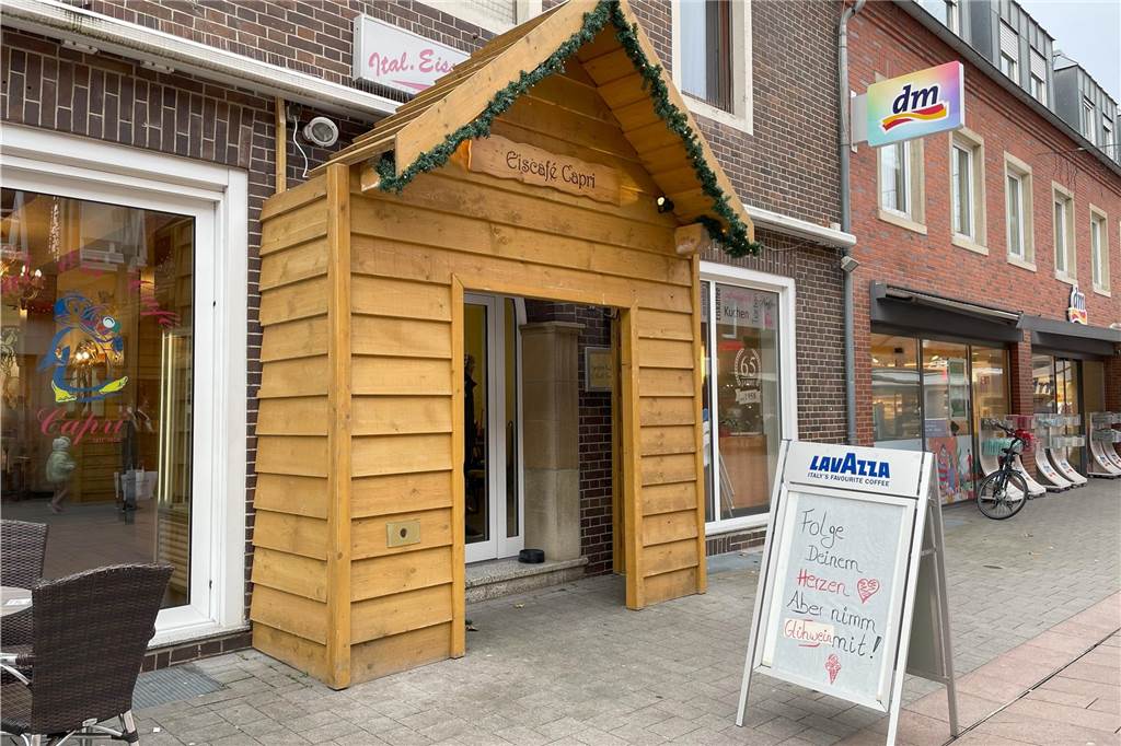 Die Ladentüren der jeweiligen Geschäfte werden um Holzhütten-Fassaden erweitert. Somit erhalten die Läden einen regelrechten Weihnachtsmarkt-Flair in der Vorweihnachtszeit