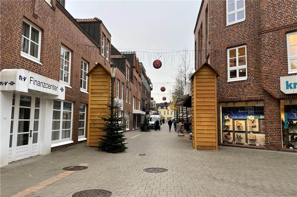 Die Ladentüren der jeweiligen Geschäfte werden um Holzhütten-Fassaden erweitert. Somit erhalten die Läden einen regelrechten Weihnachtsmarkt-Flair in der Vorweihnachtszeit