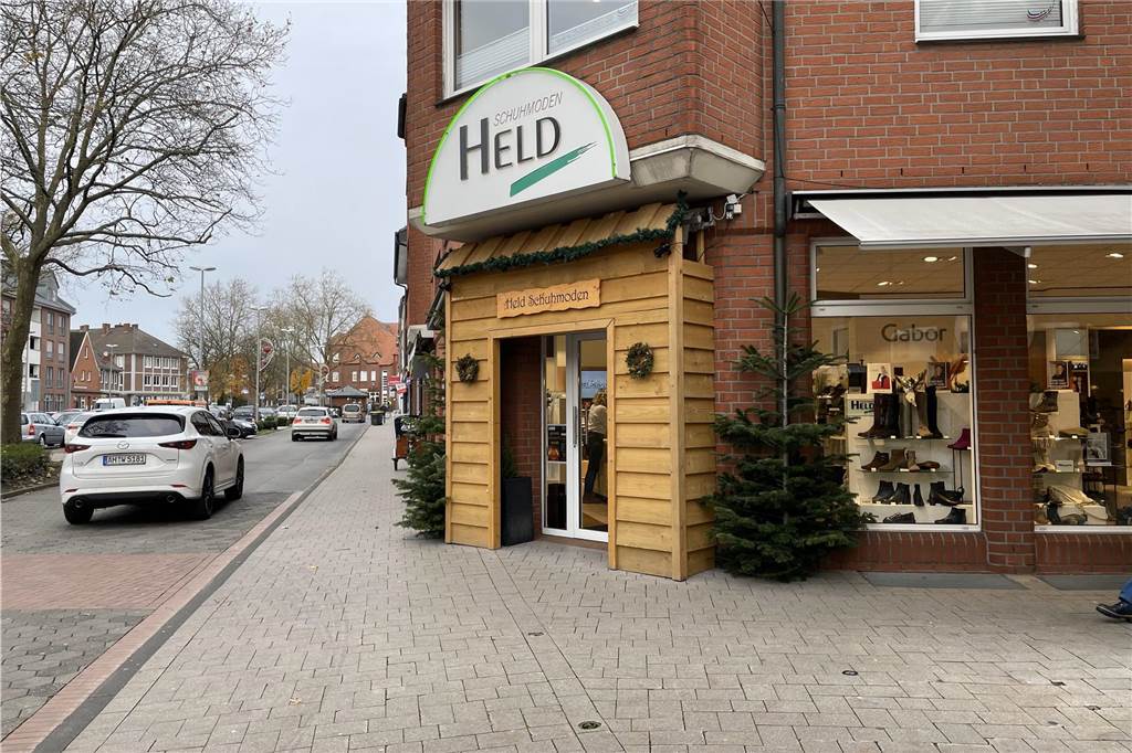 Die Ladentüren der jeweiligen Geschäfte werden um Holzhütten-Fassaden erweitert. Somit erhalten die Läden einen regelrechten Weihnachtsmarkt-Flair in der Vorweihnachtszeit