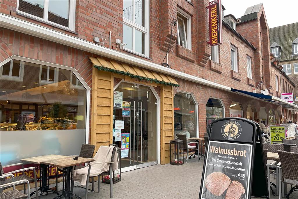 Die Ladentüren der jeweiligen Geschäfte werden um Holzhütten-Fassaden erweitert. Somit erhalten die Läden einen regelrechten Weihnachtsmarkt-Flair in der Vorweihnachtszeit