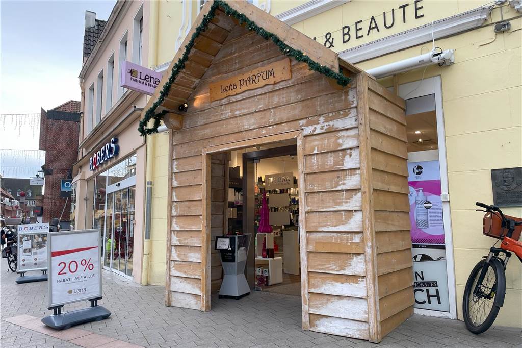 Die Ladentüren der jeweiligen Geschäfte werden um Holzhütten-Fassaden erweitert. Somit erhalten die Läden einen regelrechten Weihnachtsmarkt-Flair in der Vorweihnachtszeit