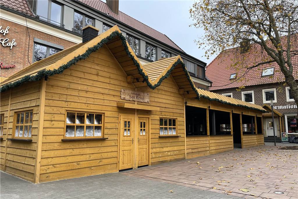 Die Ladentüren der jeweiligen Geschäfte werden um Holzhütten-Fassaden erweitert. Somit erhalten die Läden einen regelrechten Weihnachtsmarkt-Flair in der Vorweihnachtszeit