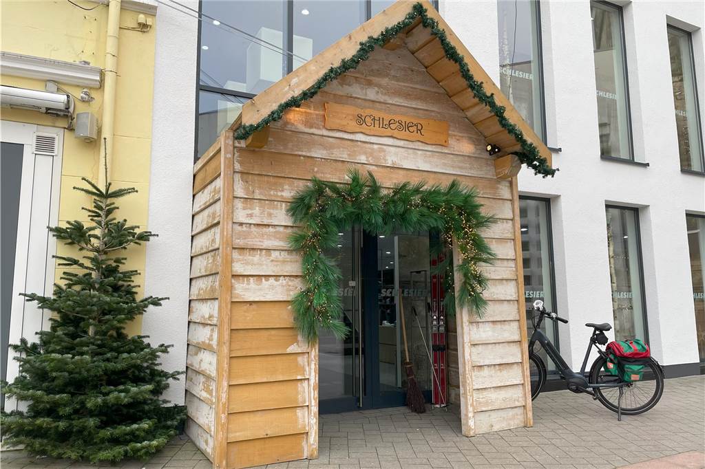 Die Ladentüren der jeweiligen Geschäfte werden um Holzhütten-Fassaden erweitert. Somit erhalten die Läden einen regelrechten Weihnachtsmarkt-Flair in der Vorweihnachtszeit