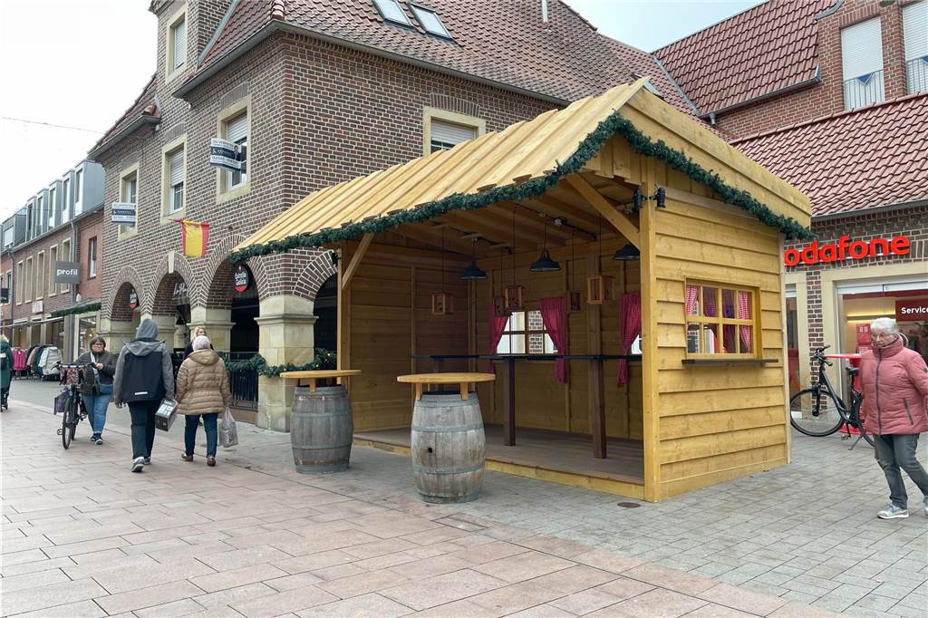 Die Ladentüren der jeweiligen Geschäfte werden um Holzhütten-Fassaden erweitert. Somit erhalten die Läden einen regelrechten Weihnachtsmarkt-Flair in der Vorweihnachtszeit