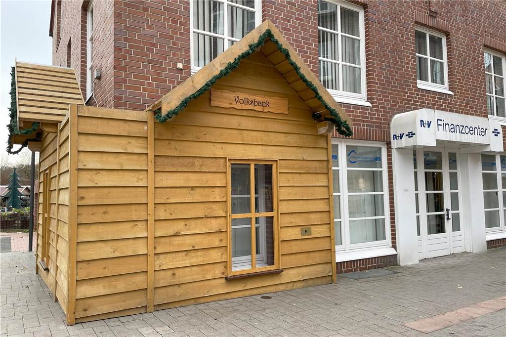 Die Ladentüren der jeweiligen Geschäfte werden um Holzhütten-Fassaden erweitert. Somit erhalten die Läden einen regelrechten Weihnachtsmarkt-Flair in der Vorweihnachtszeit