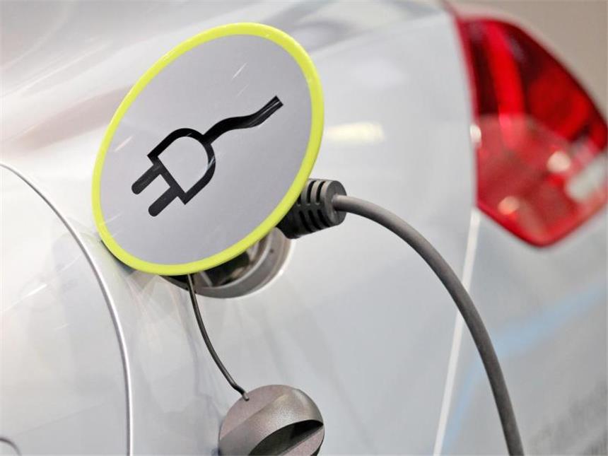 Elektroautos müssen bei Ladestation auch aufladen Die Ladesäule für Elektroautos ist kein Parkplatz. Foto: Jan Woitas