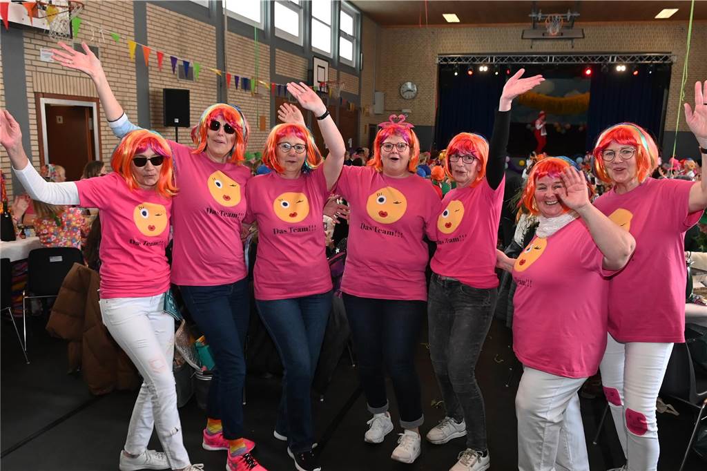 Die Ladykracher der kfd Lembeck hatten wieder ein buntes Programm zusammengestellt. Ebenso war ein DJ dabei, der zwischendurch, aber vor allem nach dem offiziellen Teil für Stimmung sorgte.