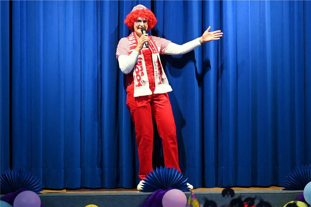 Die Ladykracher der kfd Lembeck hatten wieder ein buntes Programm zusammengestellt. Ebenso war ein DJ dabei, der zwischendurch, aber vor allem nach dem offiziellen Teil für Stimmung sorgte.