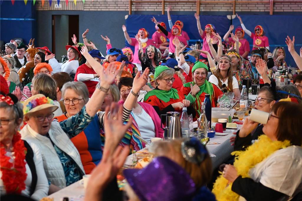Die Ladykracher der kfd Lembeck hatten wieder ein buntes Programm zusammengestellt. Ebenso war ein DJ dabei, der zwischendurch, aber vor allem nach dem offiziellen Teil für Stimmung sorgte.