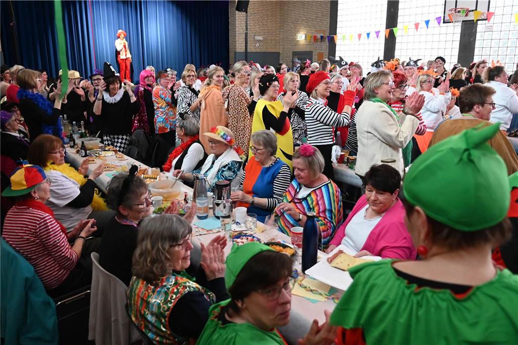 Die Ladykracher der kfd Lembeck hatten wieder ein buntes Programm zusammengestellt. Ebenso war ein DJ dabei, der zwischendurch, aber vor allem nach dem offiziellen Teil für Stimmung sorgte.