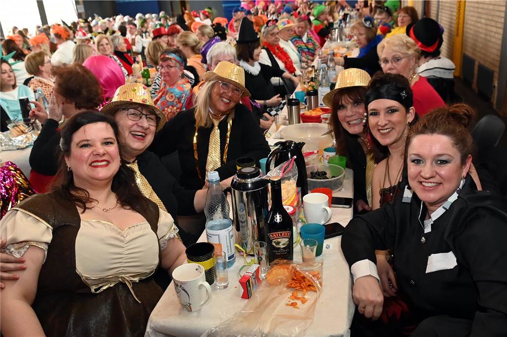 Die Ladykracher der kfd Lembeck hatten wieder ein buntes Programm zusammengestellt. Ebenso war ein DJ dabei, der zwischendurch, aber vor allem nach dem offiziellen Teil für Stimmung sorgte.