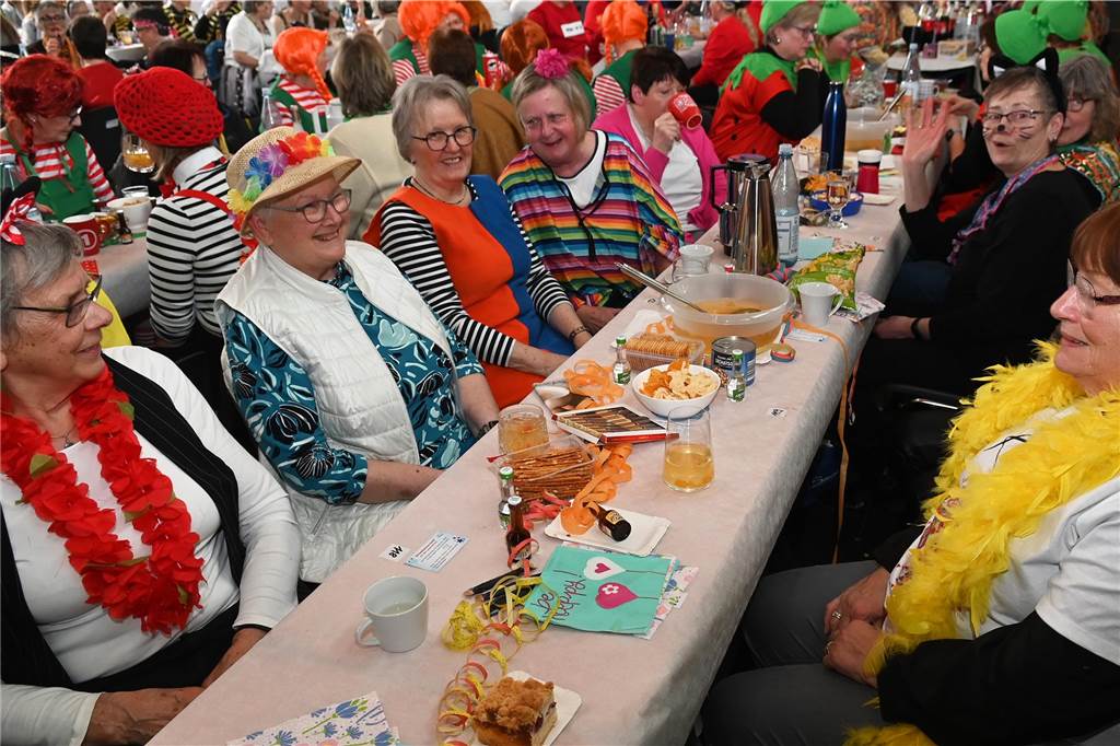 Die Ladykracher der kfd Lembeck hatten wieder ein buntes Programm zusammengestellt. Ebenso war ein DJ dabei, der zwischendurch, aber vor allem nach dem offiziellen Teil für Stimmung sorgte.