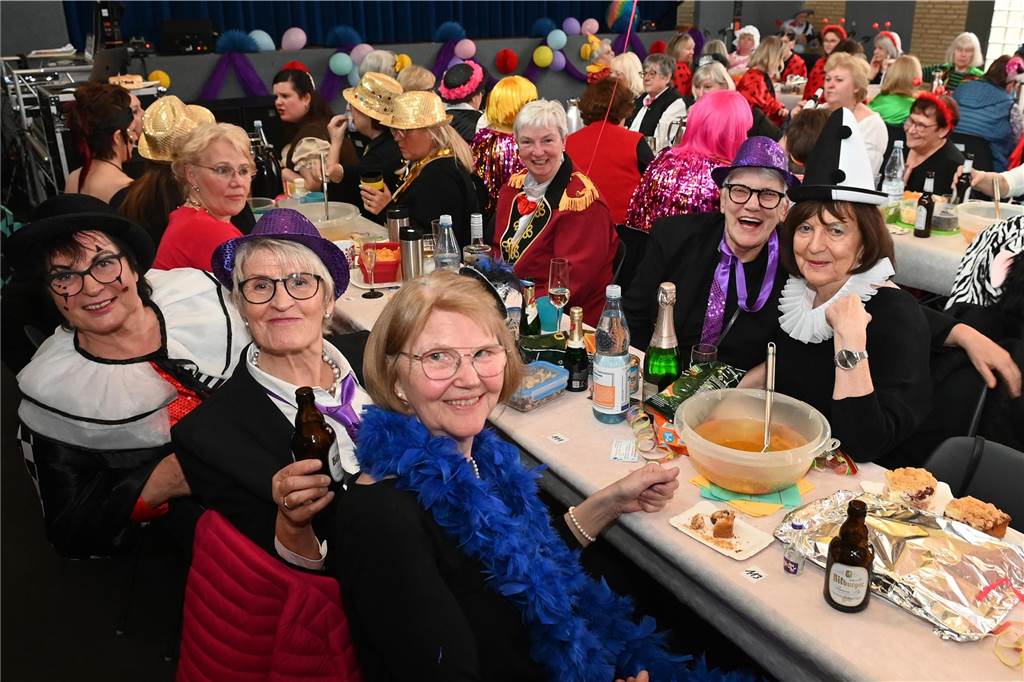 Die Ladykracher der kfd Lembeck hatten wieder ein buntes Programm zusammengestellt. Ebenso war ein DJ dabei, der zwischendurch, aber vor allem nach dem offiziellen Teil für Stimmung sorgte.