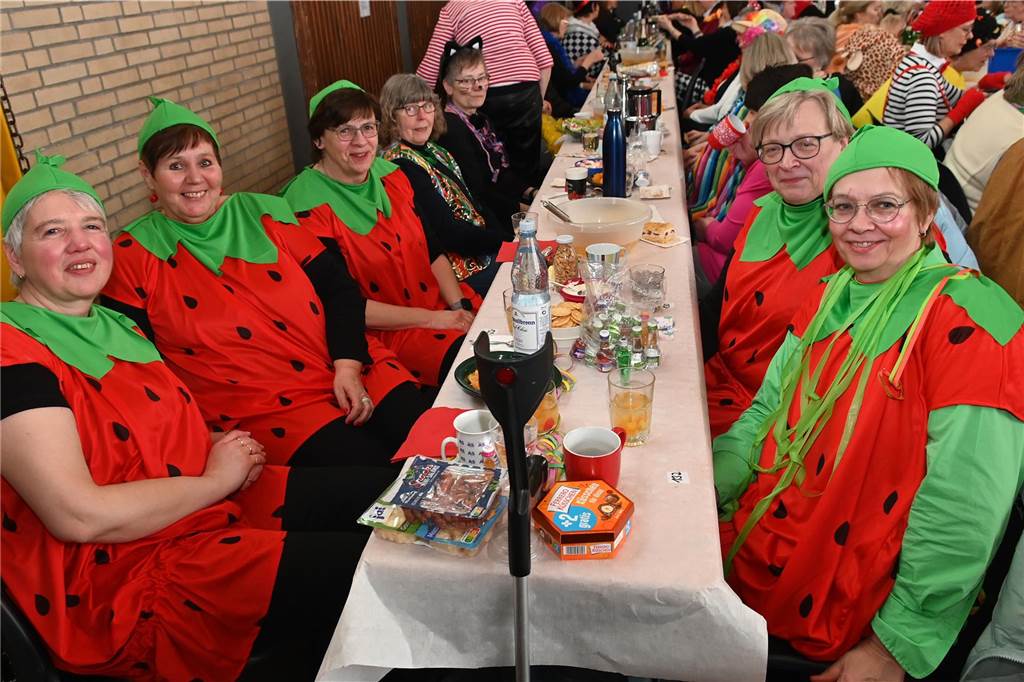 Die Ladykracher der kfd Lembeck hatten wieder ein buntes Programm zusammengestellt. Ebenso war ein DJ dabei, der zwischendurch, aber vor allem nach dem offiziellen Teil für Stimmung sorgte.