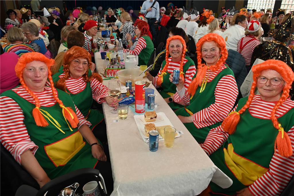 Die Ladykracher der kfd Lembeck hatten wieder ein buntes Programm zusammengestellt. Ebenso war ein DJ dabei, der zwischendurch, aber vor allem nach dem offiziellen Teil für Stimmung sorgte.