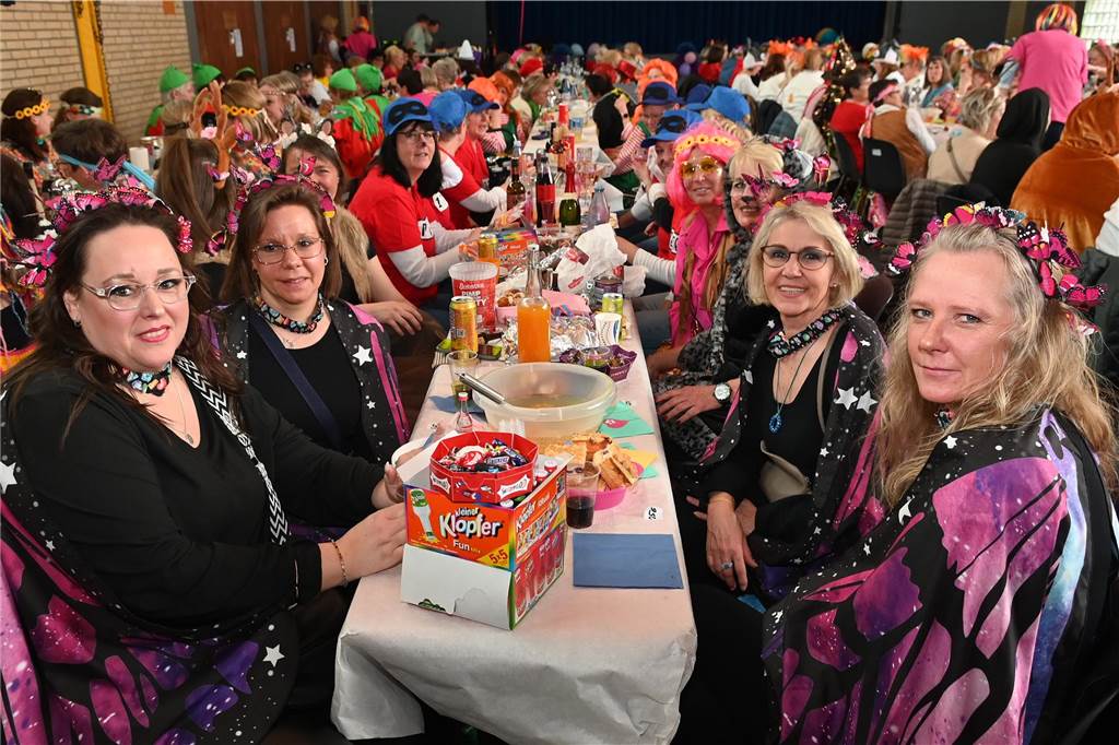 Die Ladykracher der kfd Lembeck hatten wieder ein buntes Programm zusammengestellt. Ebenso war ein DJ dabei, der zwischendurch, aber vor allem nach dem offiziellen Teil für Stimmung sorgte.