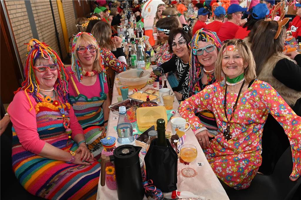 Die Ladykracher der kfd Lembeck hatten wieder ein buntes Programm zusammengestellt. Ebenso war ein DJ dabei, der zwischendurch, aber vor allem nach dem offiziellen Teil für Stimmung sorgte.