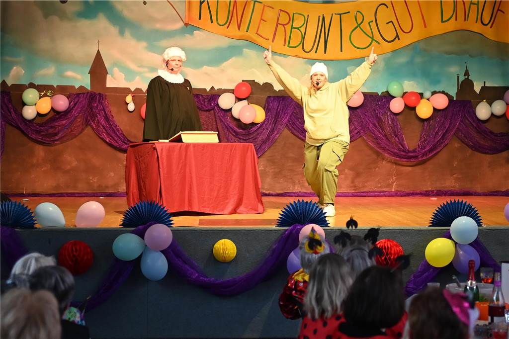 Die Ladykracher der kfd Lembeck hatten wieder ein buntes Programm zusammengestellt. Ebenso war ein DJ dabei, der zwischendurch, aber vor allem nach dem offiziellen Teil für Stimmung sorgte.