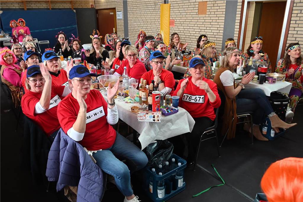 Die Ladykracher der kfd Lembeck hatten wieder ein buntes Programm zusammengestellt. Ebenso war ein DJ dabei, der zwischendurch, aber vor allem nach dem offiziellen Teil für Stimmung sorgte.