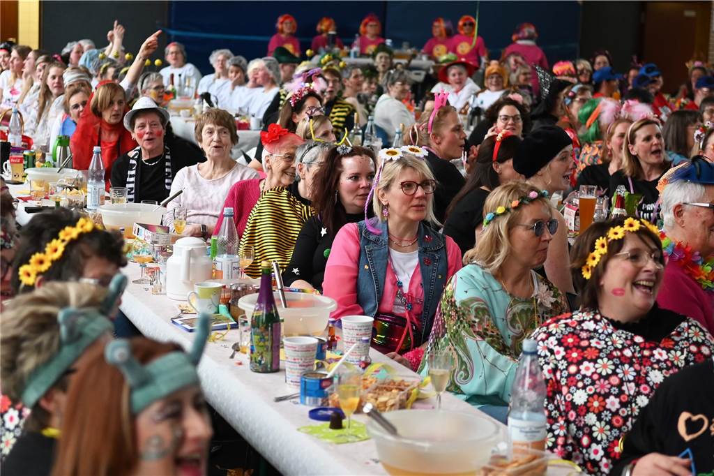 Die Ladykracher der kfd Lembeck hatten wieder ein buntes Programm zusammengestellt. Ebenso war ein DJ dabei, der zwischendurch, aber vor allem nach dem offiziellen Teil für Stimmung sorgte.