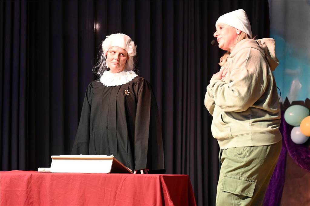 Die Ladykracher der kfd Lembeck hatten wieder ein buntes Programm zusammengestellt. Ebenso war ein DJ dabei, der zwischendurch, aber vor allem nach dem offiziellen Teil für Stimmung sorgte.