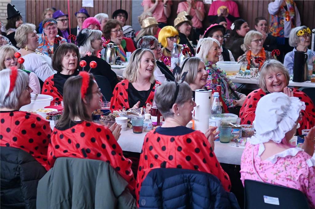 Die Ladykracher der kfd Lembeck hatten wieder ein buntes Programm zusammengestellt. Ebenso war ein DJ dabei, der zwischendurch, aber vor allem nach dem offiziellen Teil für Stimmung sorgte.