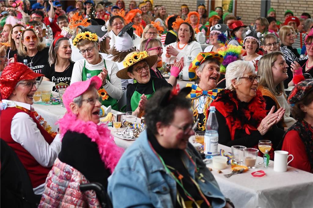 Die Ladykracher der kfd Lembeck hatten wieder ein buntes Programm zusammengestellt. Ebenso war ein DJ dabei, der zwischendurch, aber vor allem nach dem offiziellen Teil für Stimmung sorgte.