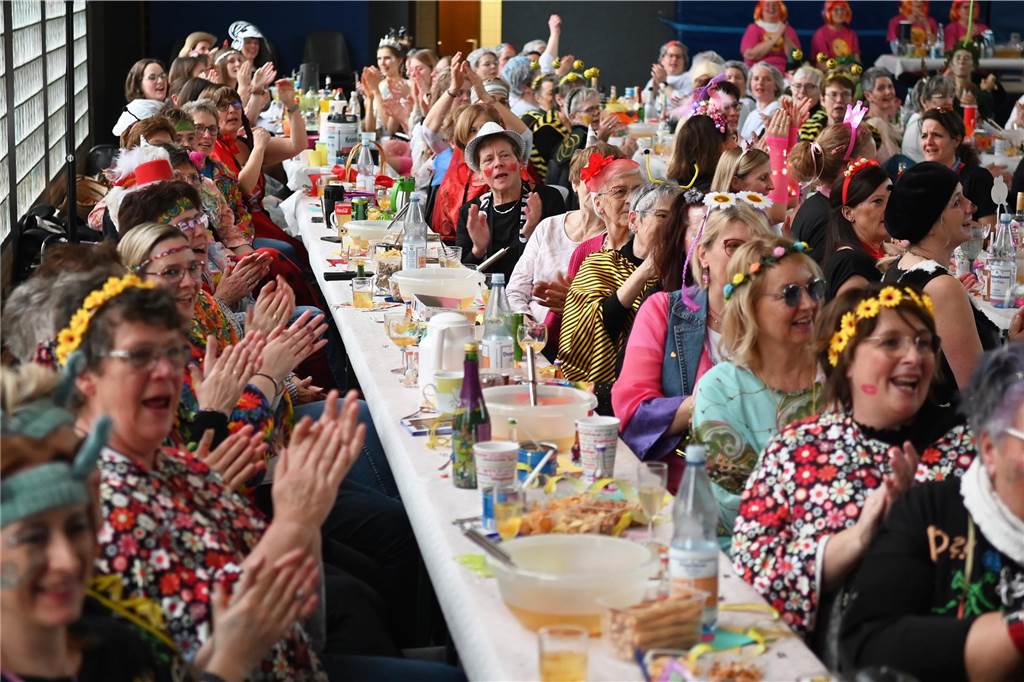 Die Ladykracher der kfd Lembeck hatten wieder ein buntes Programm zusammengestellt. Ebenso war ein DJ dabei, der zwischendurch, aber vor allem nach dem offiziellen Teil für Stimmung sorgte.