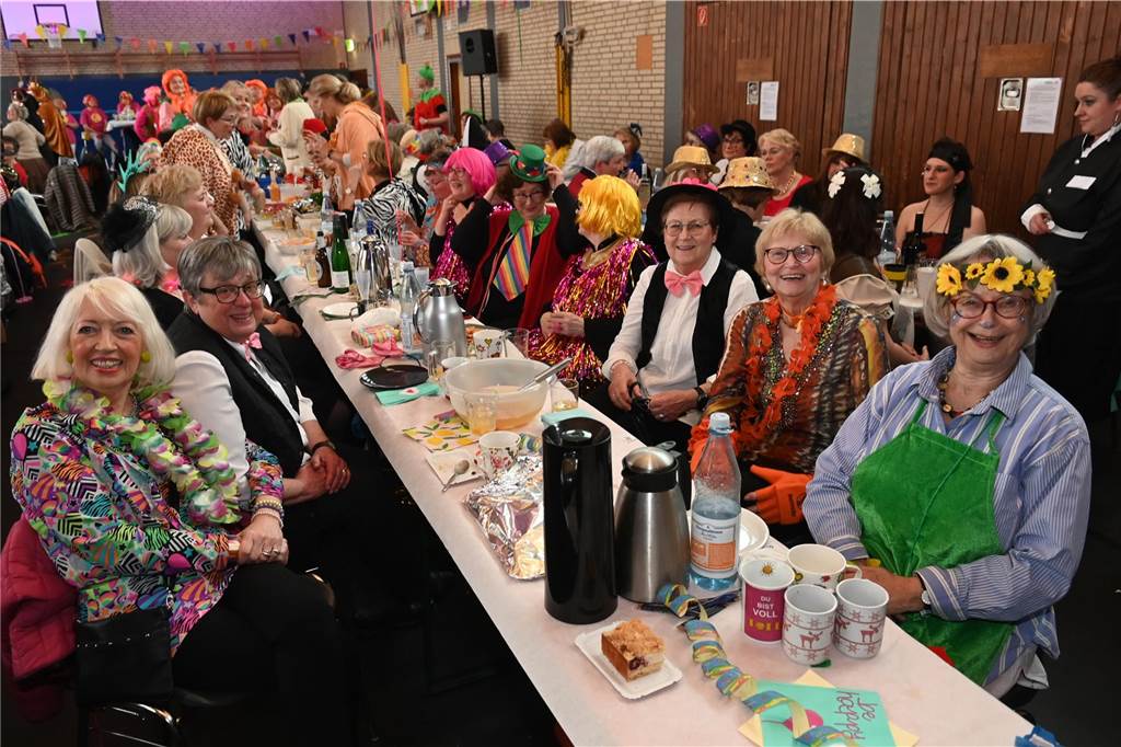 Die Ladykracher der kfd Lembeck hatten wieder ein buntes Programm zusammengestellt. Ebenso war ein DJ dabei, der zwischendurch, aber vor allem nach dem offiziellen Teil für Stimmung sorgte.