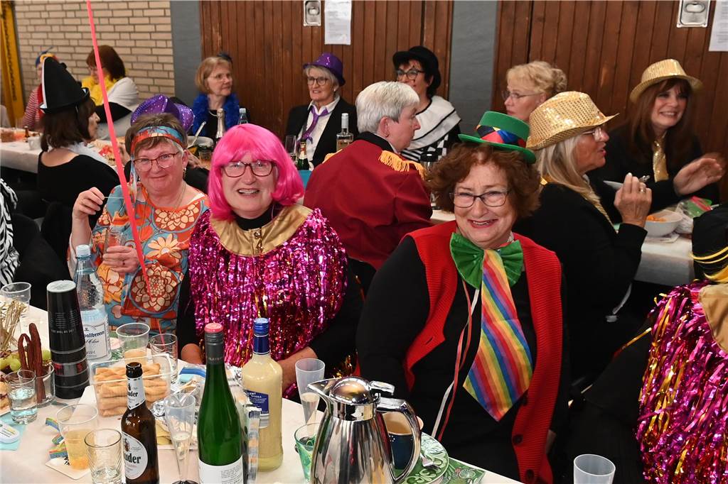 Die Ladykracher der kfd Lembeck hatten wieder ein buntes Programm zusammengestellt. Ebenso war ein DJ dabei, der zwischendurch, aber vor allem nach dem offiziellen Teil für Stimmung sorgte.