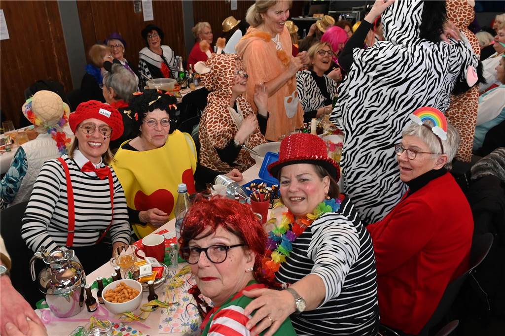 Die Ladykracher der kfd Lembeck hatten wieder ein buntes Programm zusammengestellt. Ebenso war ein DJ dabei, der zwischendurch, aber vor allem nach dem offiziellen Teil für Stimmung sorgte.