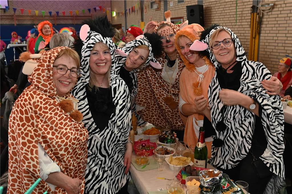 Die Ladykracher der kfd Lembeck hatten wieder ein buntes Programm zusammengestellt. Ebenso war ein DJ dabei, der zwischendurch, aber vor allem nach dem offiziellen Teil für Stimmung sorgte.