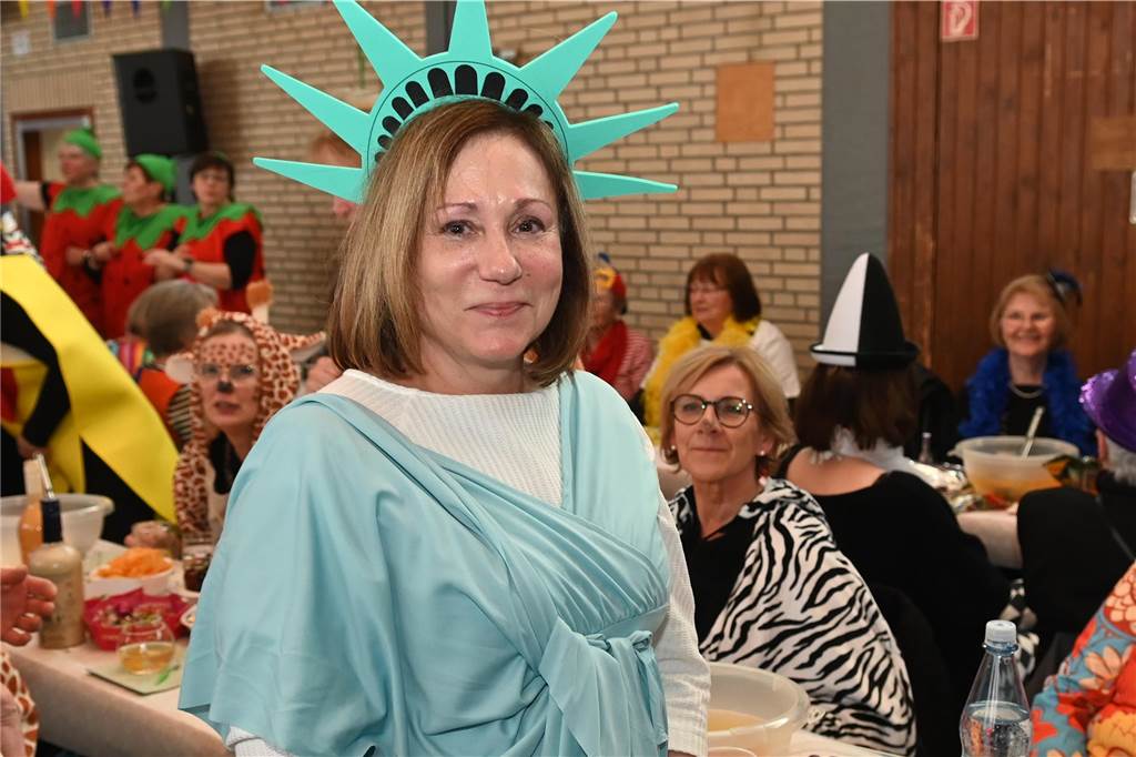 Die Ladykracher der kfd Lembeck hatten wieder ein buntes Programm zusammengestellt. Ebenso war ein DJ dabei, der zwischendurch, aber vor allem nach dem offiziellen Teil für Stimmung sorgte.