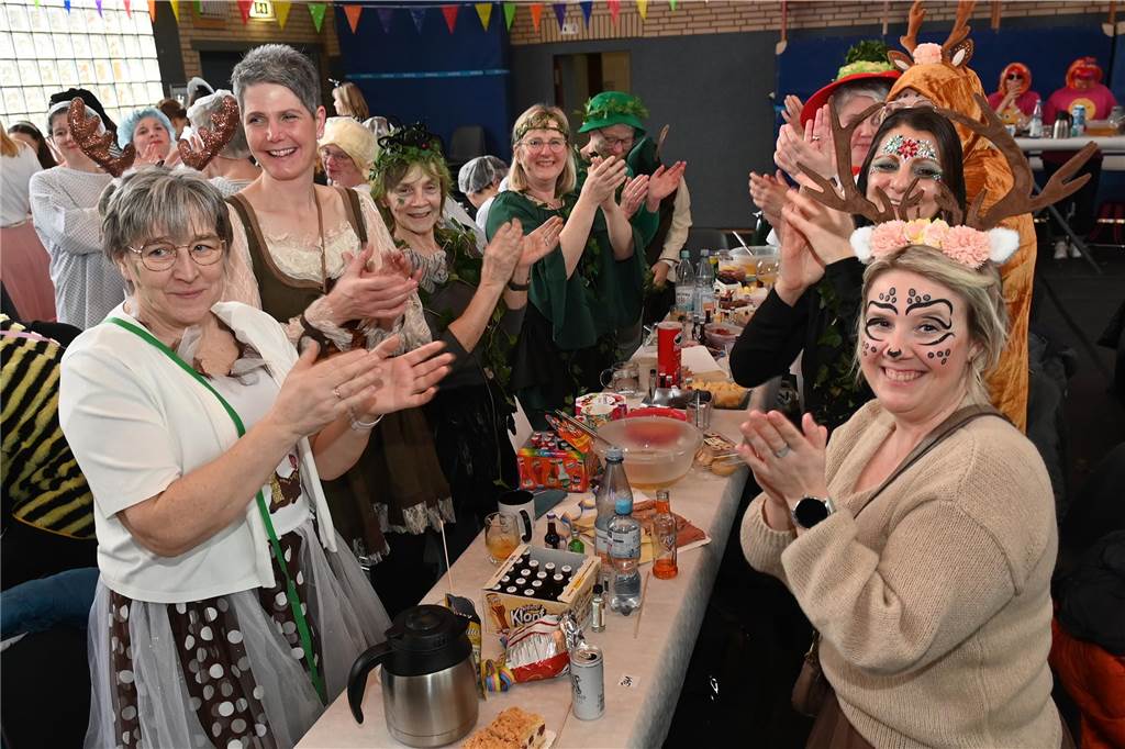 Die Ladykracher der kfd Lembeck hatten wieder ein buntes Programm zusammengestellt. Ebenso war ein DJ dabei, der zwischendurch, aber vor allem nach dem offiziellen Teil für Stimmung sorgte.