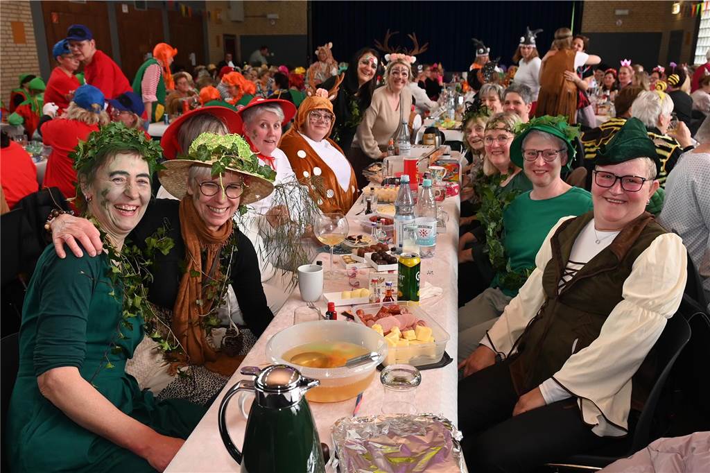 Die Ladykracher der kfd Lembeck hatten wieder ein buntes Programm zusammengestellt. Ebenso war ein DJ dabei, der zwischendurch, aber vor allem nach dem offiziellen Teil für Stimmung sorgte.