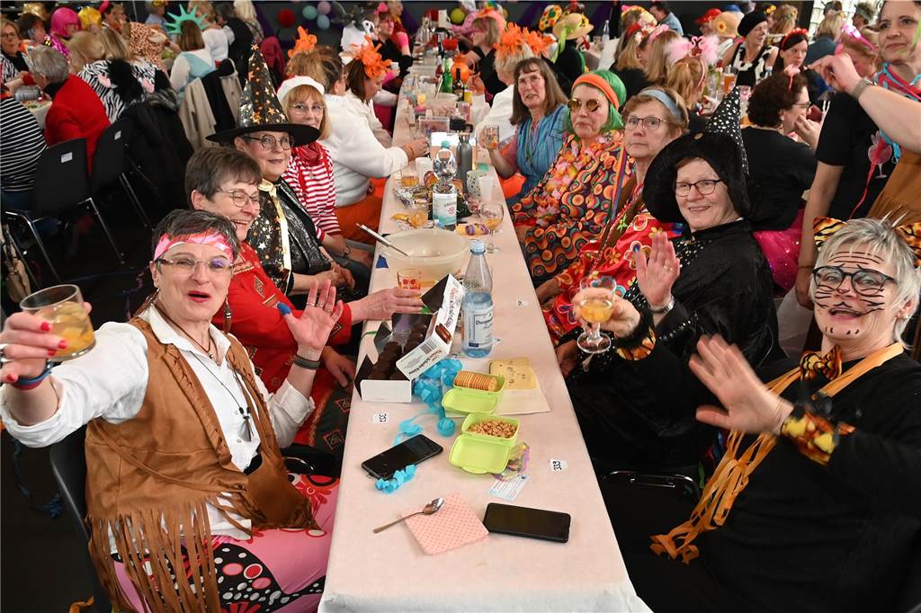 Die Ladykracher der kfd Lembeck hatten wieder ein buntes Programm zusammengestellt. Ebenso war ein DJ dabei, der zwischendurch, aber vor allem nach dem offiziellen Teil für Stimmung sorgte.