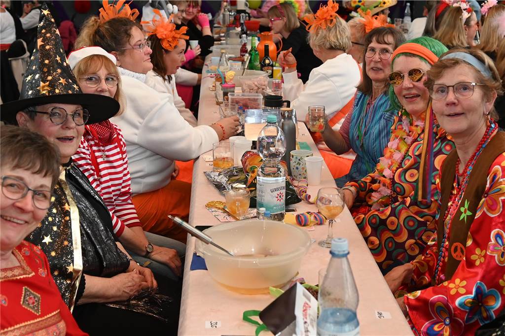 Die Ladykracher der kfd Lembeck hatten wieder ein buntes Programm zusammengestellt. Ebenso war ein DJ dabei, der zwischendurch, aber vor allem nach dem offiziellen Teil für Stimmung sorgte.