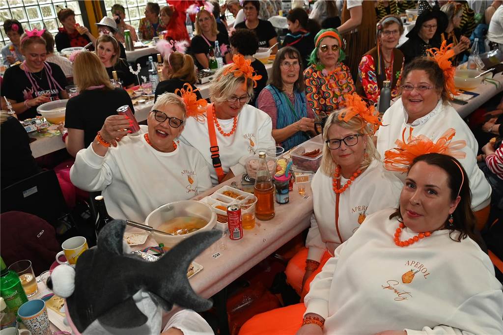 Die Ladykracher der kfd Lembeck hatten wieder ein buntes Programm zusammengestellt. Ebenso war ein DJ dabei, der zwischendurch, aber vor allem nach dem offiziellen Teil für Stimmung sorgte.