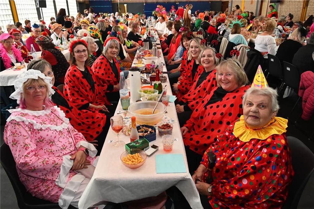 Die Ladykracher der kfd Lembeck hatten wieder ein buntes Programm zusammengestellt. Ebenso war ein DJ dabei, der zwischendurch, aber vor allem nach dem offiziellen Teil für Stimmung sorgte.