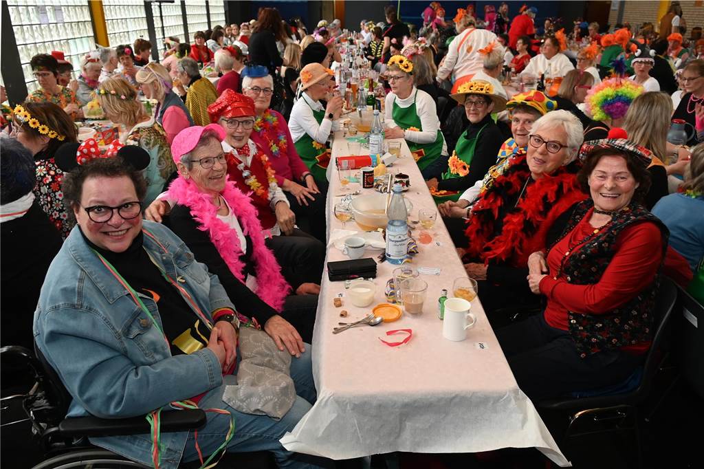 Die Ladykracher der kfd Lembeck hatten wieder ein buntes Programm zusammengestellt. Ebenso war ein DJ dabei, der zwischendurch, aber vor allem nach dem offiziellen Teil für Stimmung sorgte.