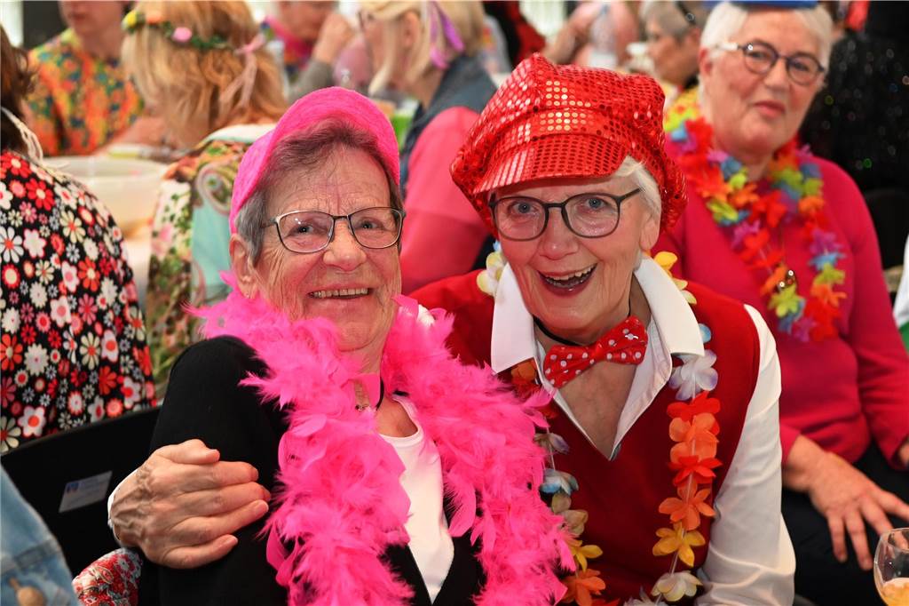 Die Ladykracher der kfd Lembeck hatten wieder ein buntes Programm zusammengestellt. Ebenso war ein DJ dabei, der zwischendurch, aber vor allem nach dem offiziellen Teil für Stimmung sorgte.