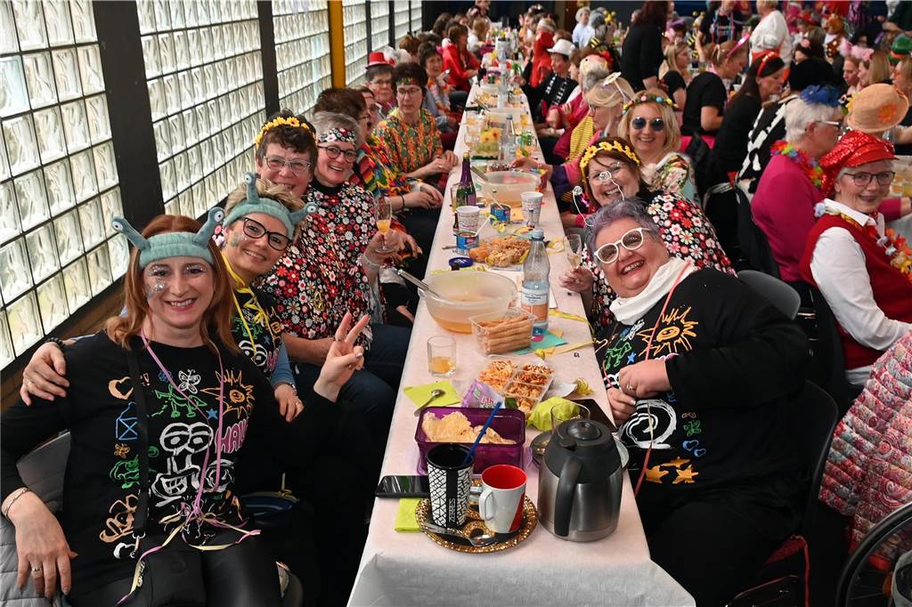 Die Ladykracher der kfd Lembeck hatten wieder ein buntes Programm zusammengestellt. Ebenso war ein DJ dabei, der zwischendurch, aber vor allem nach dem offiziellen Teil für Stimmung sorgte.
