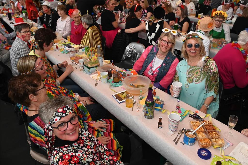 Die Ladykracher der kfd Lembeck hatten wieder ein buntes Programm zusammengestellt. Ebenso war ein DJ dabei, der zwischendurch, aber vor allem nach dem offiziellen Teil für Stimmung sorgte.