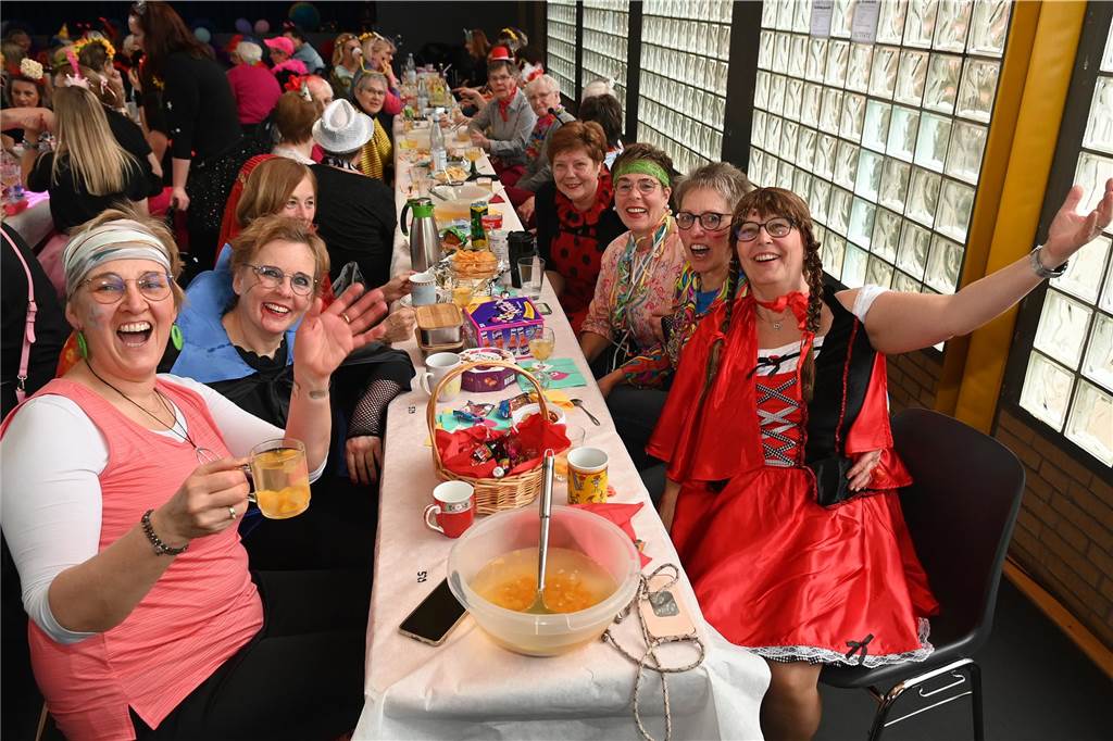 Die Ladykracher der kfd Lembeck hatten wieder ein buntes Programm zusammengestellt. Ebenso war ein DJ dabei, der zwischendurch, aber vor allem nach dem offiziellen Teil für Stimmung sorgte.