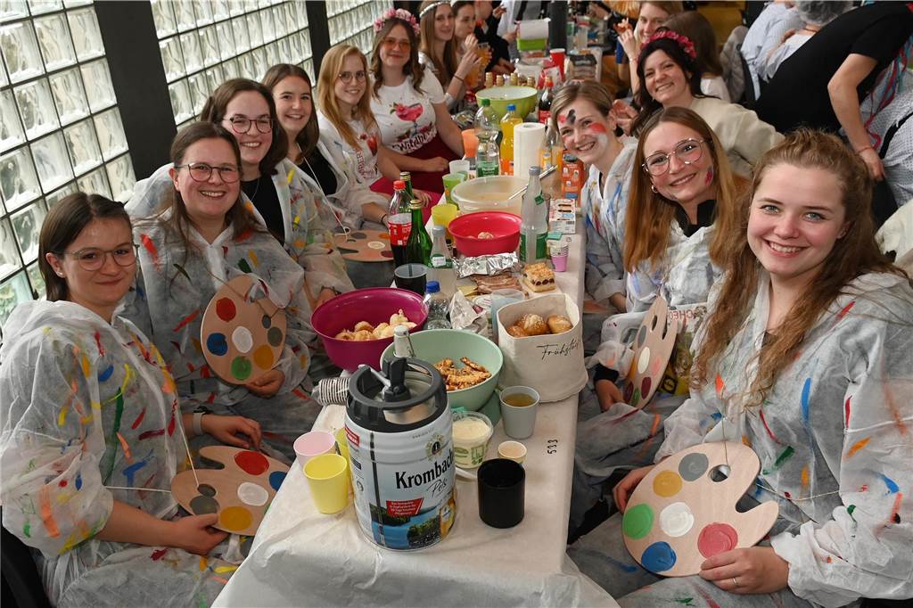 Die Ladykracher der kfd Lembeck hatten wieder ein buntes Programm zusammengestellt. Ebenso war ein DJ dabei, der zwischendurch, aber vor allem nach dem offiziellen Teil für Stimmung sorgte.