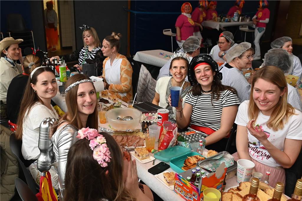 Die Ladykracher der kfd Lembeck hatten wieder ein buntes Programm zusammengestellt. Ebenso war ein DJ dabei, der zwischendurch, aber vor allem nach dem offiziellen Teil für Stimmung sorgte.