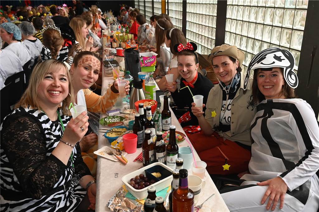 Die Ladykracher der kfd Lembeck hatten wieder ein buntes Programm zusammengestellt. Ebenso war ein DJ dabei, der zwischendurch, aber vor allem nach dem offiziellen Teil für Stimmung sorgte.