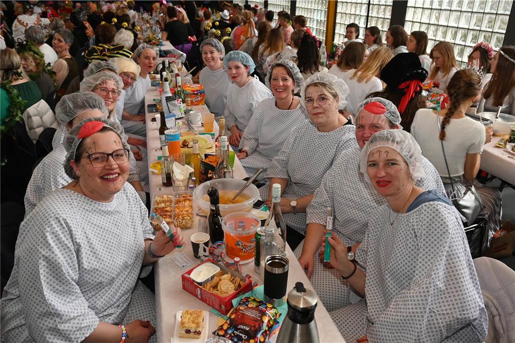 Die Ladykracher der kfd Lembeck hatten wieder ein buntes Programm zusammengestellt. Ebenso war ein DJ dabei, der zwischendurch, aber vor allem nach dem offiziellen Teil für Stimmung sorgte.