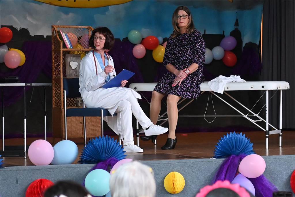 Die Ladykracher der kfd Lembeck hatten wieder ein buntes Programm zusammengestellt. Ebenso war ein DJ dabei, der zwischendurch, aber vor allem nach dem offiziellen Teil für Stimmung sorgte.